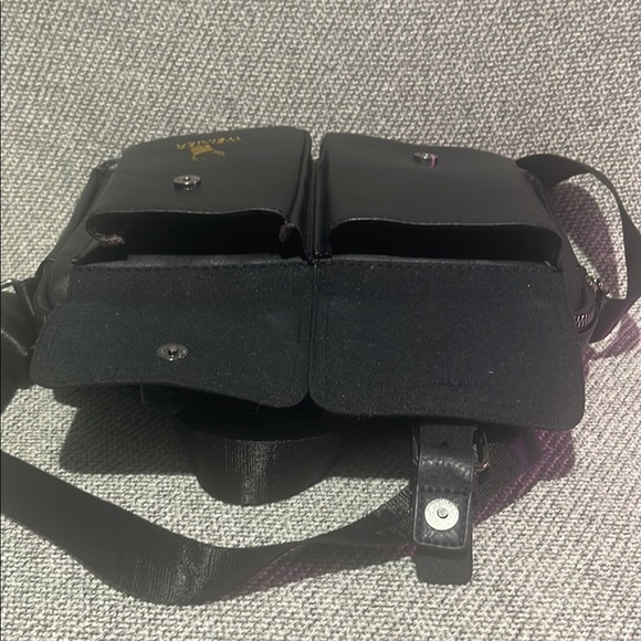 Sleek Black Messenger Bag with Adjustable Strap and Structured Design - Picture 8 of 16